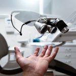 Co robi ortodonta podczas wizyt kontrolnych?