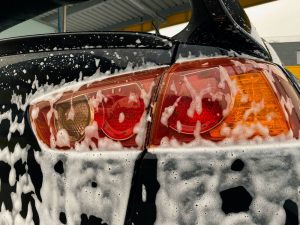Jak bezpiecznie korzystać z bezdotykowej myjni samochodowej?